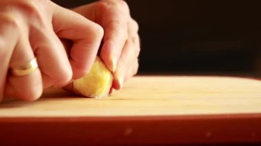 Tahta kesim tahtasının üzerinde Kaşıklı Küçük Zencefil Parçalı Kadın - Yakın plan