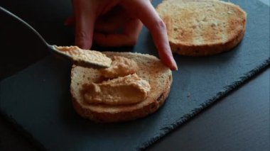 Ekmeğe Humus Söndüren Kadın - Yakın çekim