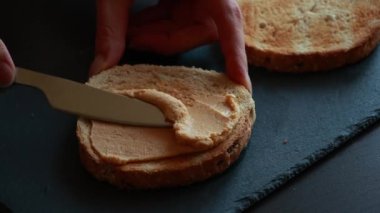 Ekmeğe Humus Söndüren Kadın - Yakın çekim