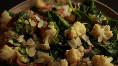 Karnabahar, Ispanak, Kırmızı Soğan ve Bademli Ilık Kış Salatası