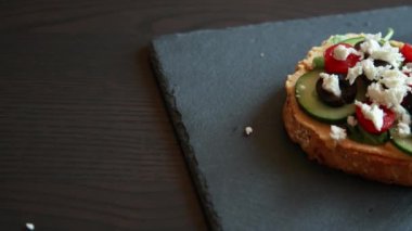Akdeniz Humus Tostu Kara Taş Tahtasında