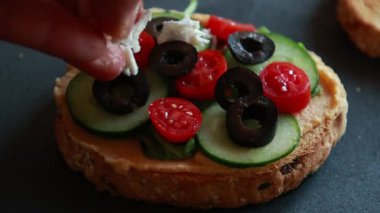 Akdeniz Humus Tostu Kara Taş Tahtasında