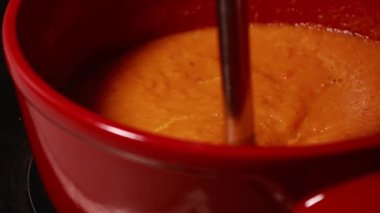  Kremalı havuç çorbasını el blenderiyle harmanlamak - Yakın plan