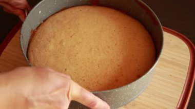  Taze Pişmiş Kek, Pan 'dan Cool Close-Up' a Kaldırılıyor