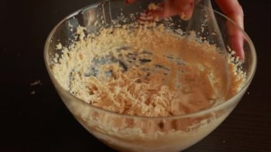 Tereyağı ve esmer şekeri elektrikli mikserle karıştırıyorum.