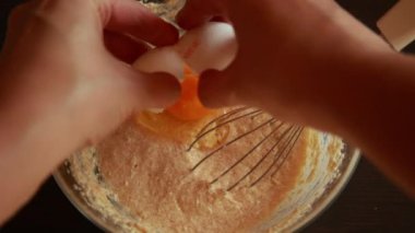  Pasta Vurucusu Yakın Çekimi İçin Yumurtaları Bir Kasede Karıştırma