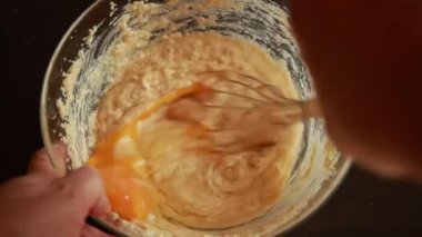  Pasta Vurucusu Yakın Çekimi İçin Yumurtaları Bir Kasede Karıştırma