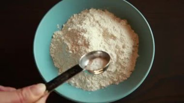  Beyaz unu Tarçın, Nutmeg ve Ginger 'ı Mavi Kasede Karıştırmak