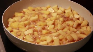 Tereyağlı Elma Pişirme, Kahverengi Şeker ve Tarçın Bir Tavada Yakın Çekim