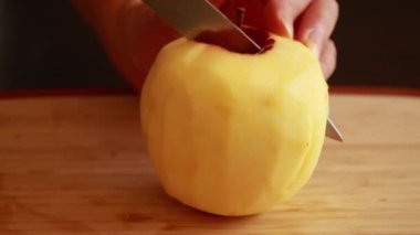 Kadınların Yakın Çekimi Tahta Tahta Tahtada Elma Kesiyor