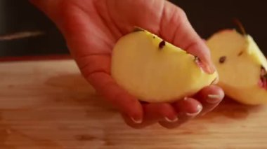 Kadınların Yakın Çekimi Tahta Tahta Tahtada Elma Kesiyor