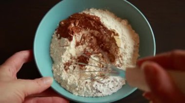 Beyaz unu Tarçın, Nutmeg ve Ginger 'ı Mavi Kasede Karıştırmak