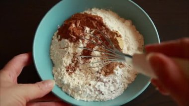  Beyaz unu Tarçın, Nutmeg ve Ginger 'ı Mavi Kasede Karıştırmak