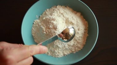  Beyaz unu Tarçın, Nutmeg ve Ginger 'ı Mavi Kasede Karıştırmak