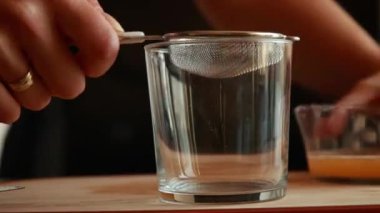 Süzgeçten Taze Portakal Suyu Dolduruluyor