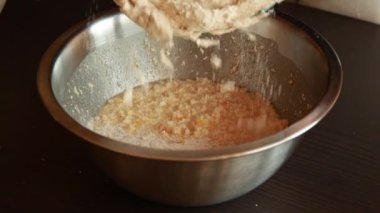 Pasta Vurucusu Yakın Çekim İçin Islak ve Kuru İçindekiler Karıştırılıyor