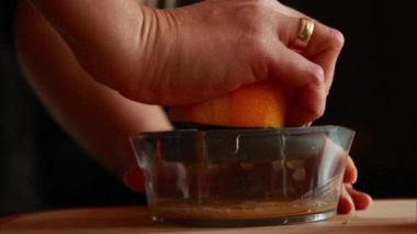 Tahta Tahta Üzerinde Portakal Suyu İçen Kadının Yakın Çekimi