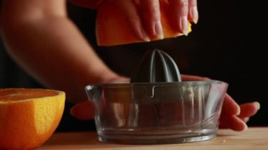 Tahta Tahta Üzerinde Portakal Suyu İçen Kadının Yakın Çekimi