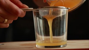 Süzgeçten Taze Portakal Suyu Dolduruluyor