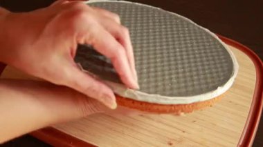  Taze Pişmiş Kek, Pan 'dan Cool Close-Up' a Kaldırılıyor