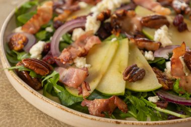  Elmalı Sonbahar Salatası, Pancetta ve Şekerli Cevizli Yakın Çekim