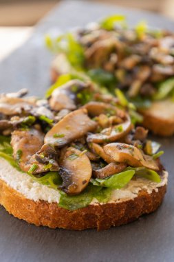  Ricotta, Arugula ve Mantarlı Kızarmış Ekmek