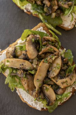  Ricotta, Arugula ve Mantarlı Kızarmış Ekmek