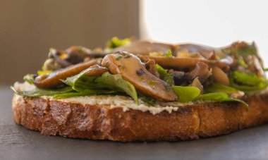  Ricotta, Arugula ve Mantarlı Kızarmış Ekmek