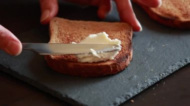 Ricotta Peynirini, Koyu Arkaplanlı Yakın Çekime Bölümlendiriyorum