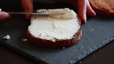 Ricotta Peynirini, Koyu Arkaplanlı Yakın Çekime Bölümlendiriyorum