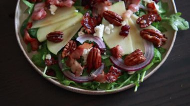 Arugula, Elma, Pancetta ve Pecans Close-Up ile Lezzetli Sonbahar Salatası