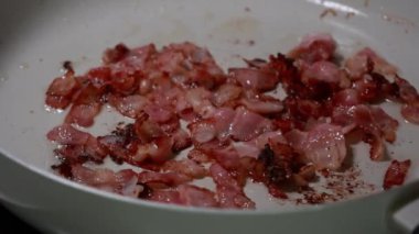 Pancetta 'yı Beyaz Pan Yakın Çekimde Pişirmek