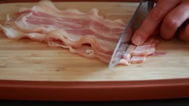 Tahta Yakın plan Tahta Üzerinde Kadın Elleri Çiğ Pancetta Dilimliyor