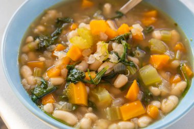 Lezzetli İtalyan Beyaz Fasulye Çorbası Mavi kâse Yakın plan