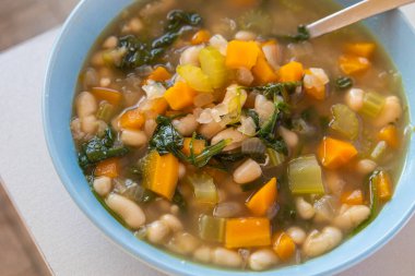 Lezzetli İtalyan Beyaz Fasulye Çorbası Mavi kâse Yakın plan