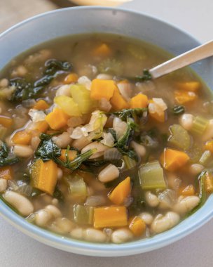 Lezzetli İtalyan Beyaz Fasulye Çorbası Mavi kâse Yakın plan