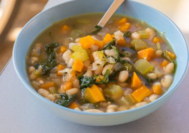 Lezzetli İtalyan Beyaz Fasulye Çorbası Mavi kâse Yakın plan