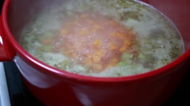 Kırmızı kapta Sebze Çorbası Pişiriyorum