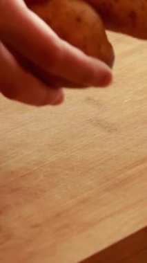 Tahta Kesme Tahtasına Taze Patateslerin Yakın Çekimi