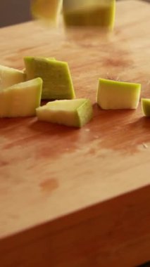 Tahta Tahta Üzerinde Kabak Doğramanın Yakın Çekimi