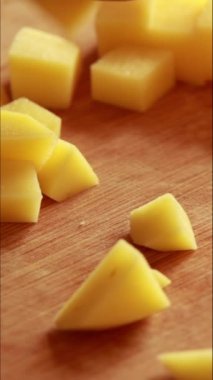 Tahta Tahta Tahta üzerinde Patates Dilimleme Küplerine Yakın plan