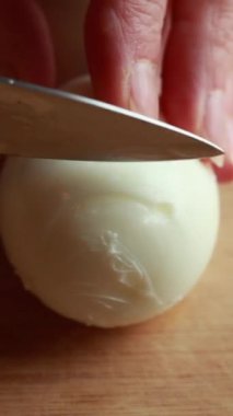 Tahta Tahta Üzerinde Kaynamış Yumurta Dilimleme Yakın Çekim