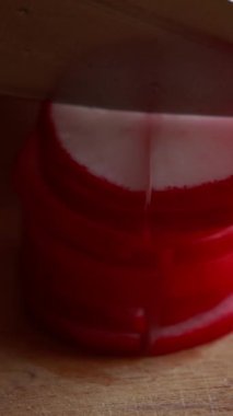 Tahta üzerinde Dilimlenmiş Turpların Yakın Çekimi