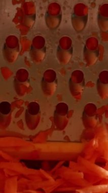 Tahta üzerinde taze doğranmış havuçların yakın plan çekimi.