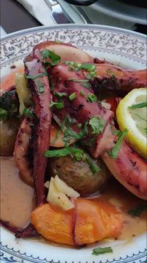 Lizbon 'da bir restoranda ahtapot ve paella tabakları, canlı Portekiz lezzetleri sergiliyorlar. 
