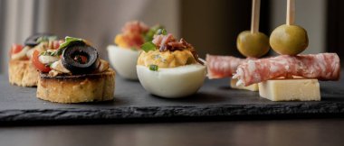 Tatil Aperatifi. Yumurtalar, yumurtalar ve lezzetlerle birlikte.