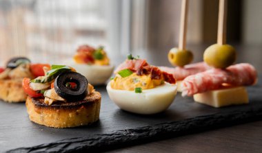 Tatil Aperatifi. Yumurtalar, yumurtalar ve lezzetlerle birlikte.