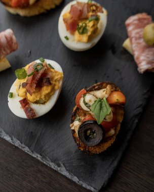 Tatil Aperatifi. Yumurtalar, yumurtalar ve lezzetlerle birlikte.