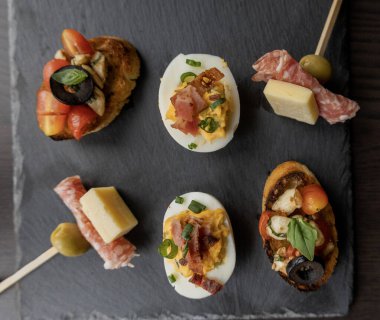 Tatil Aperatifi. Yumurtalar, yumurtalar ve lezzetlerle birlikte.
