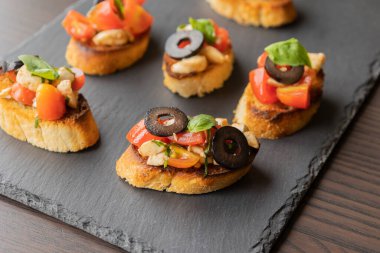 Caprese bruschetta, lezzetli bir İtalyan parmak yemeği aperatifi.